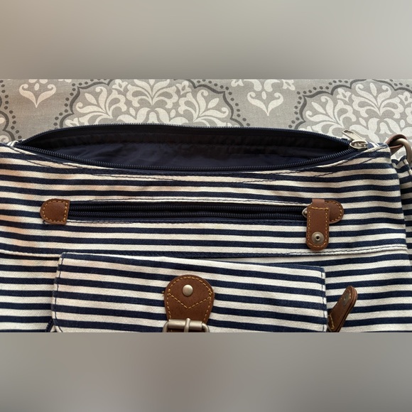 Striped Hobo bag with multiple pockets - Picture 3 of 8